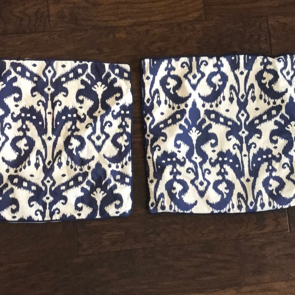 Set of two pillow covers